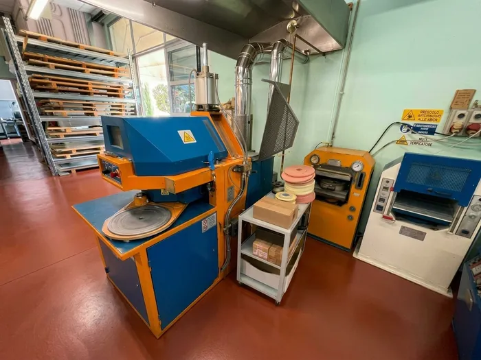 Zamak-Schleudergussmaschine und Vulkanisierpresse für Gummiformen