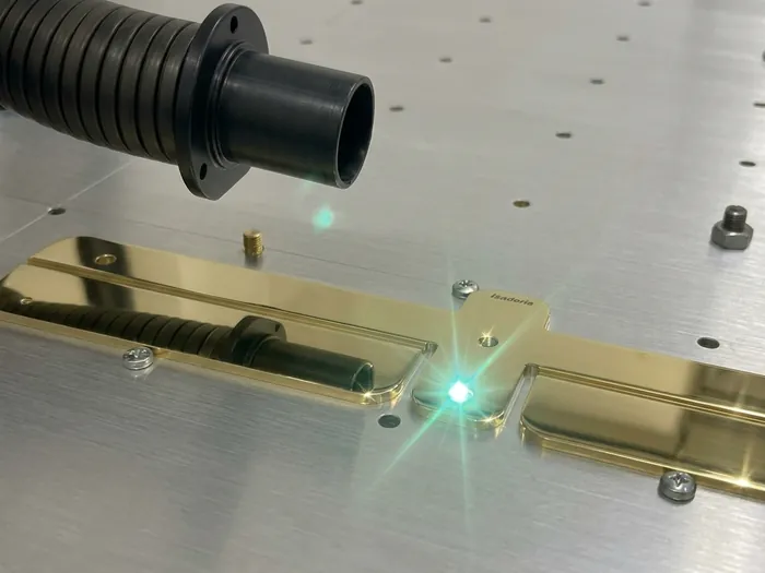 YAG-Lasermarkierung auf einem Messingaccessoire